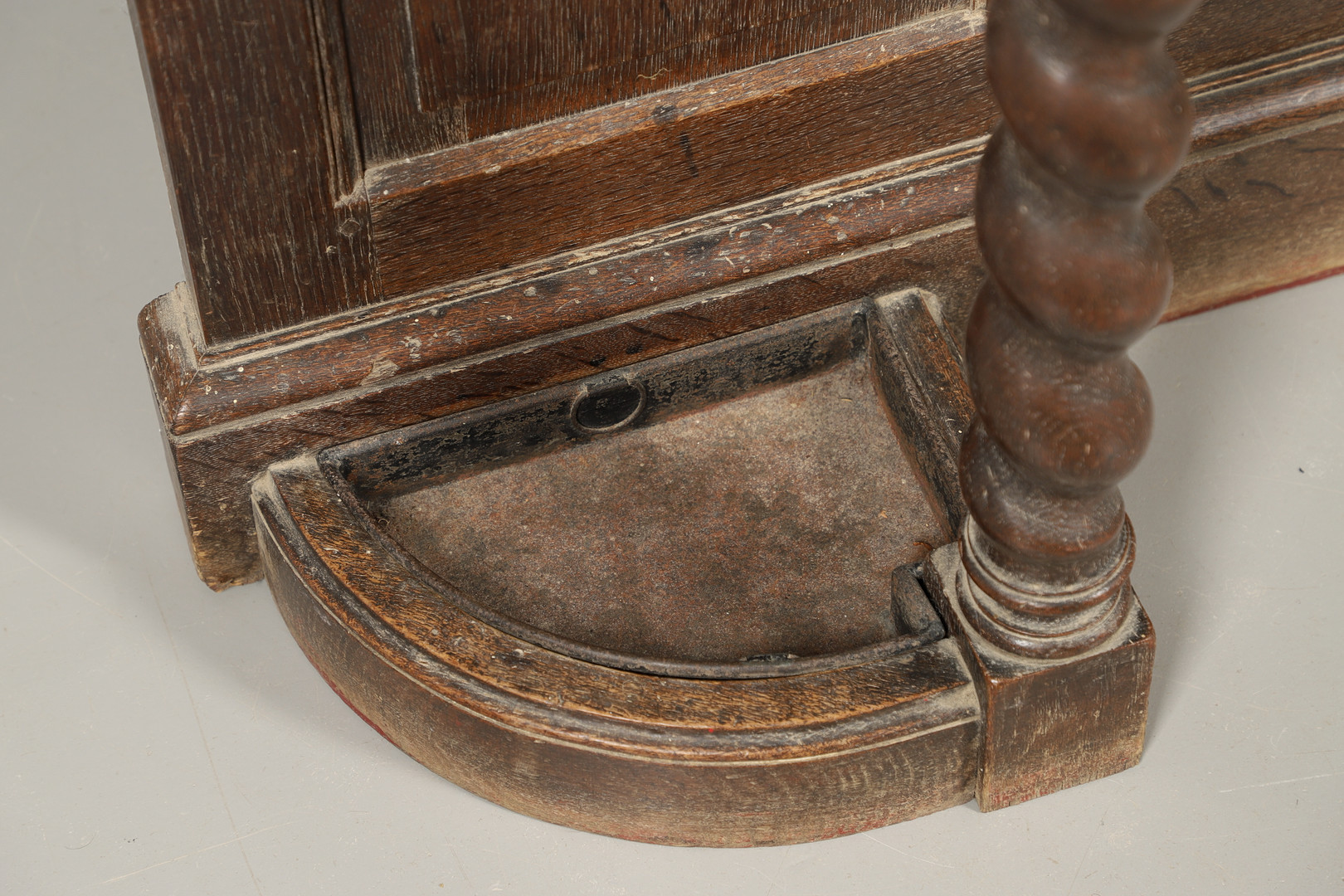 A LARGE CARVED OAK COUNTRY HOUSE HALLSTAND. - Image 6 of 17