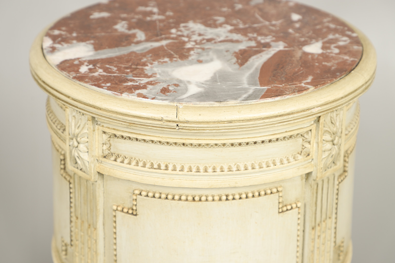 A PAIR OF FRENCH MARBLE TOP PAINTED POT CUPBOARDS. - Image 14 of 14