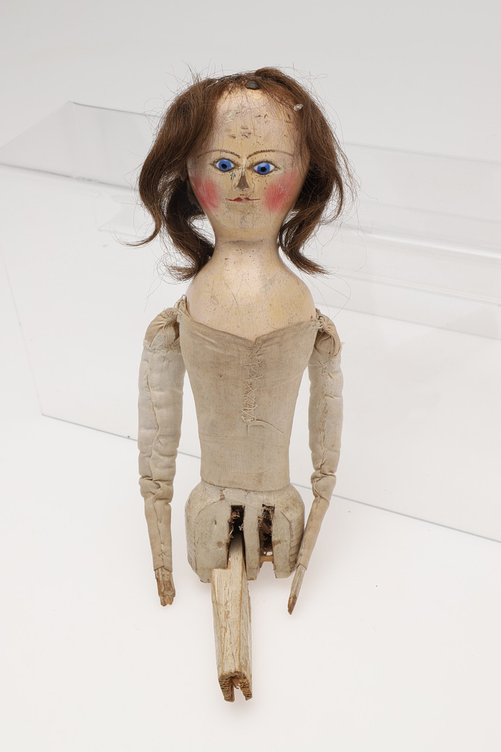 A LATE 18TH CENTURY WOODEN PEG DOLL. - Image 10 of 30