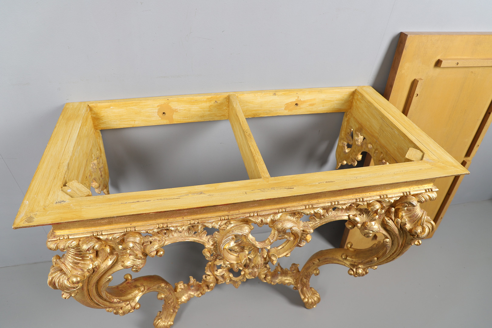 A LOUIS XVI STYLE GILTWOOD CONSOLE TABLE. - Image 13 of 15