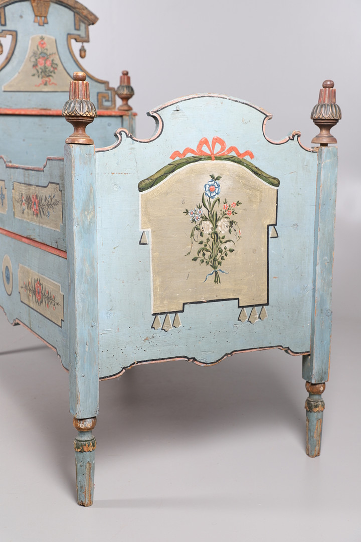 AN UNUSUAL SWEDISH PAINTED PINE FOLK ART COT, CIRCA 1800. - Image 4 of 14