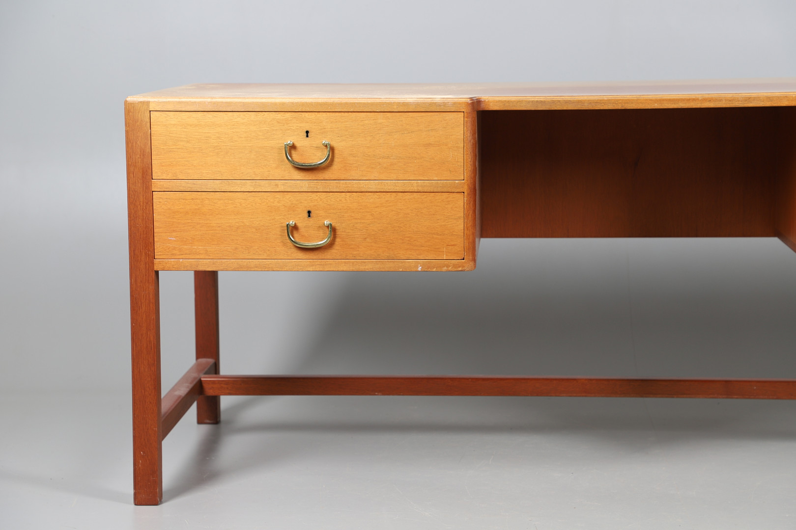 JOSEF FRANK. A SWEDISH SVENSK TENN MODEL 500/A TEAK WRITING DESK. - Image 2 of 19