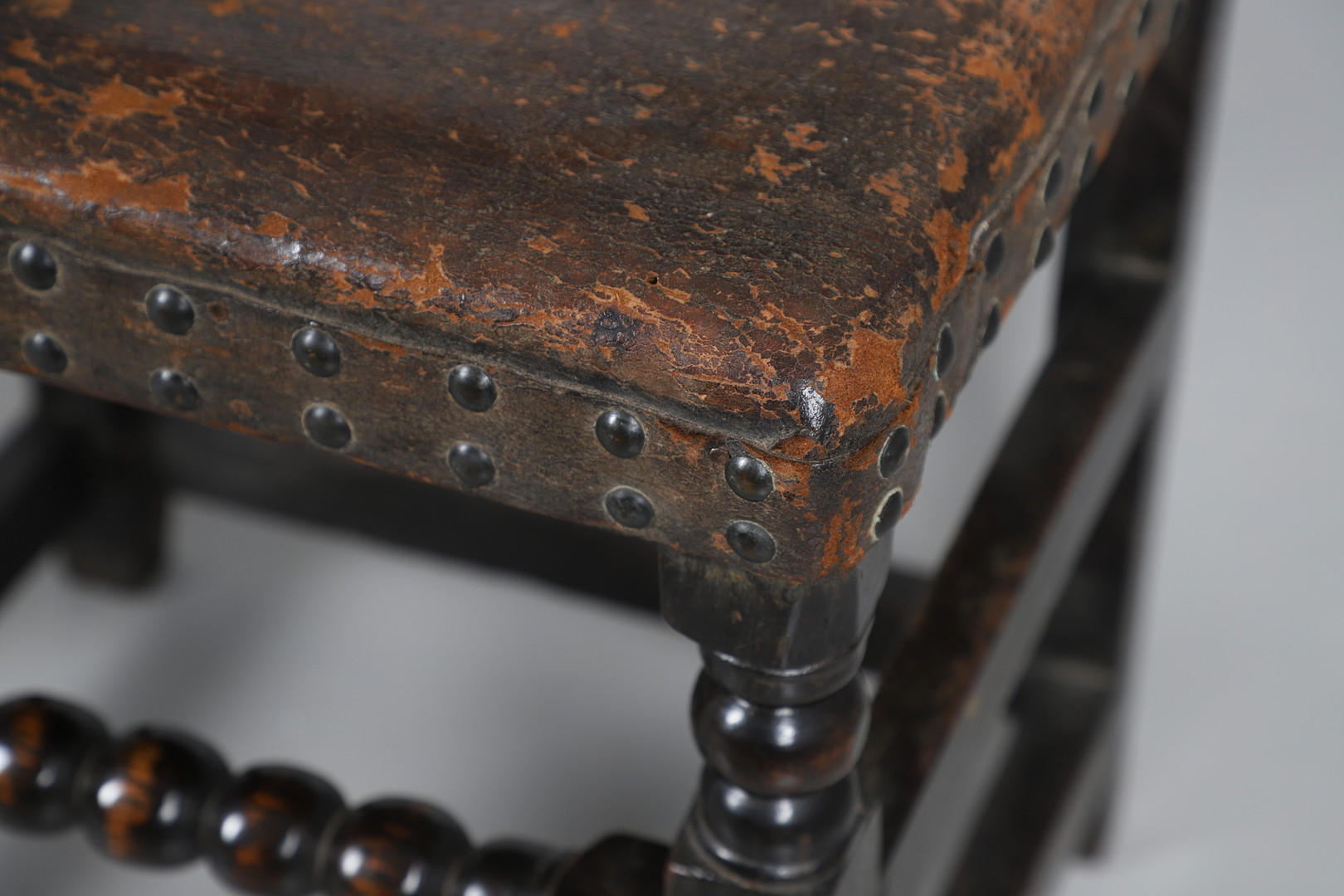 A PAIR OF 17TH CENTURY OAK BACKSTOOLS. - Image 10 of 14