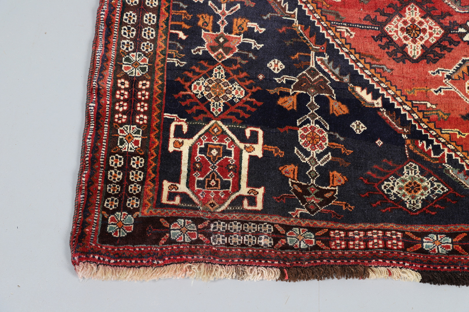 A MODERN KASHGAI RUG. - Image 5 of 8