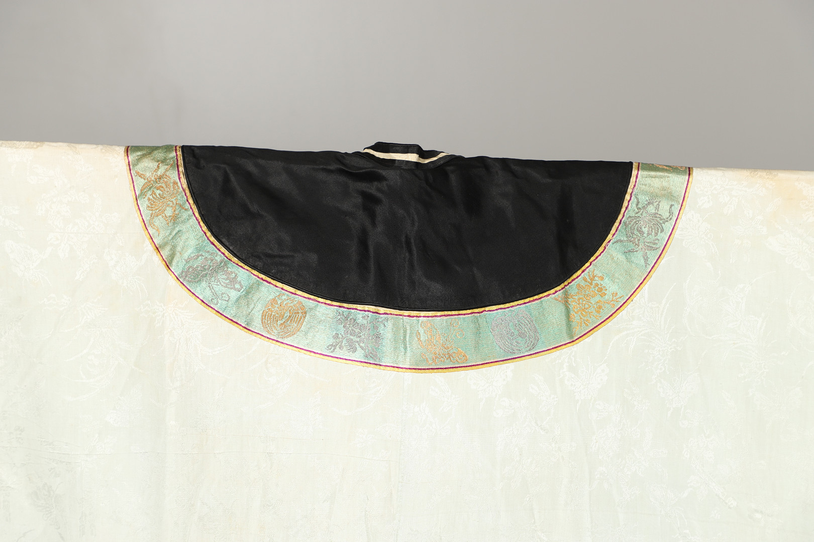 ANTIQUE CHINESE SILK ROBE. - Image 12 of 15