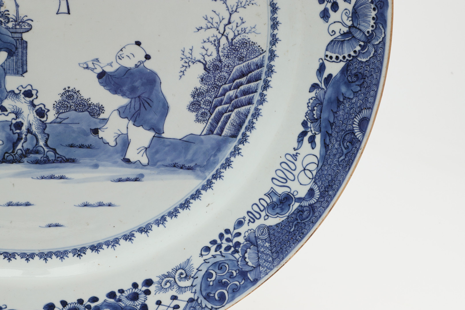 LARGE CHINESE PORCELAIN BLUE AND WHITE EXPORT CHARGER, QIANLONG. - Image 4 of 16