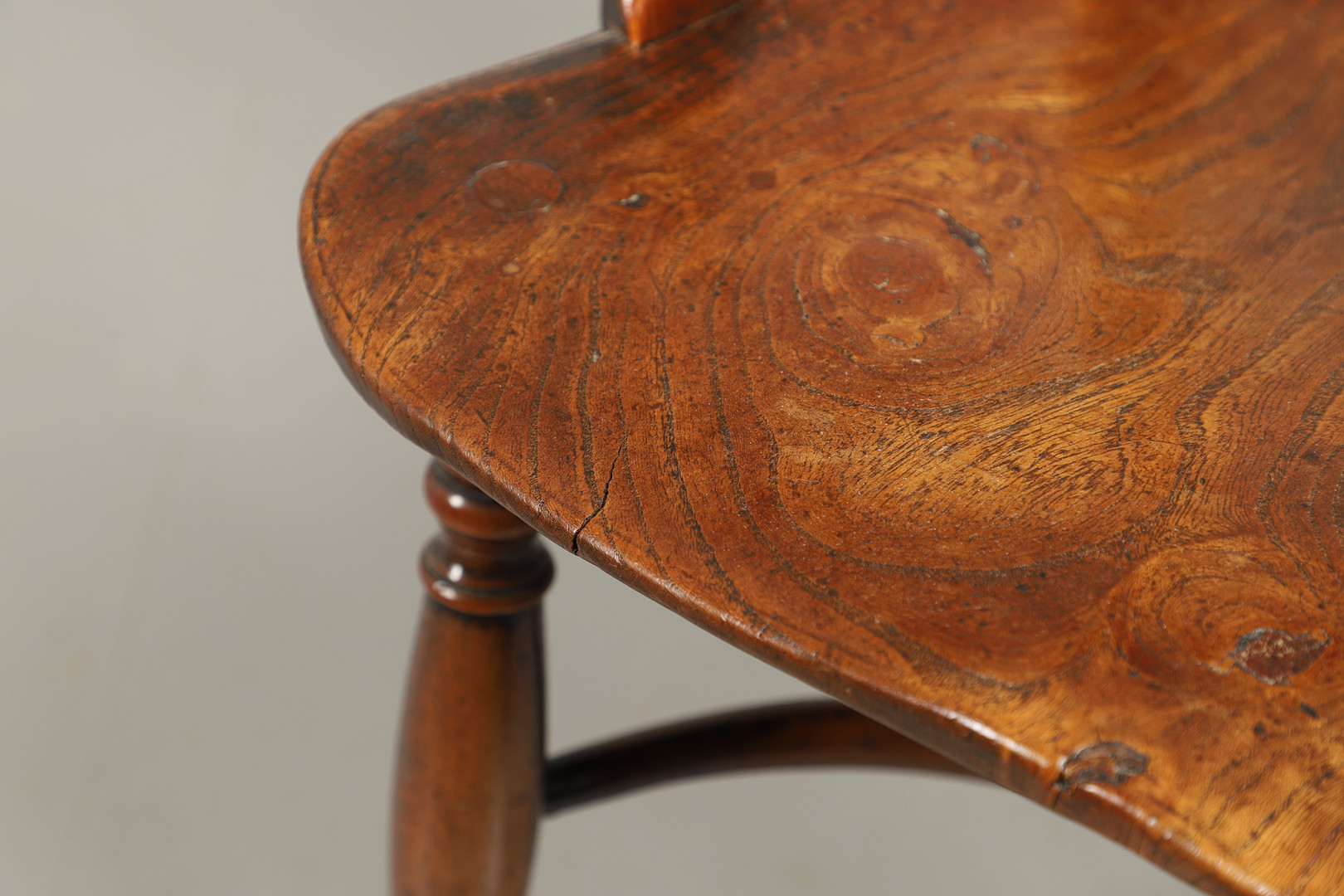 A YEW AND ELM WINDSOR ELBOW CHAIR. - Image 6 of 13