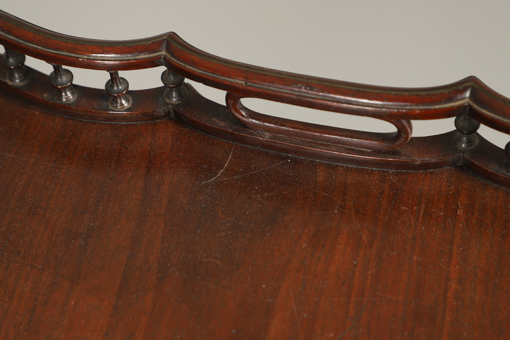 A GEORGE III STYLE MAHOGANY TRAY TOP TRIPOD TABLE. - Image 4 of 7