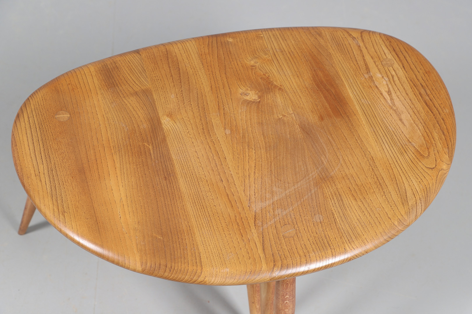 ERCOL - VINTAGE NEST OF 'PEBBLE' TABLES. - Bild 2 aus 12