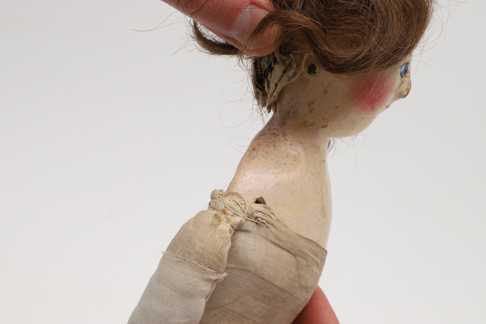 A LATE 18TH CENTURY WOODEN PEG DOLL. - Image 11 of 30