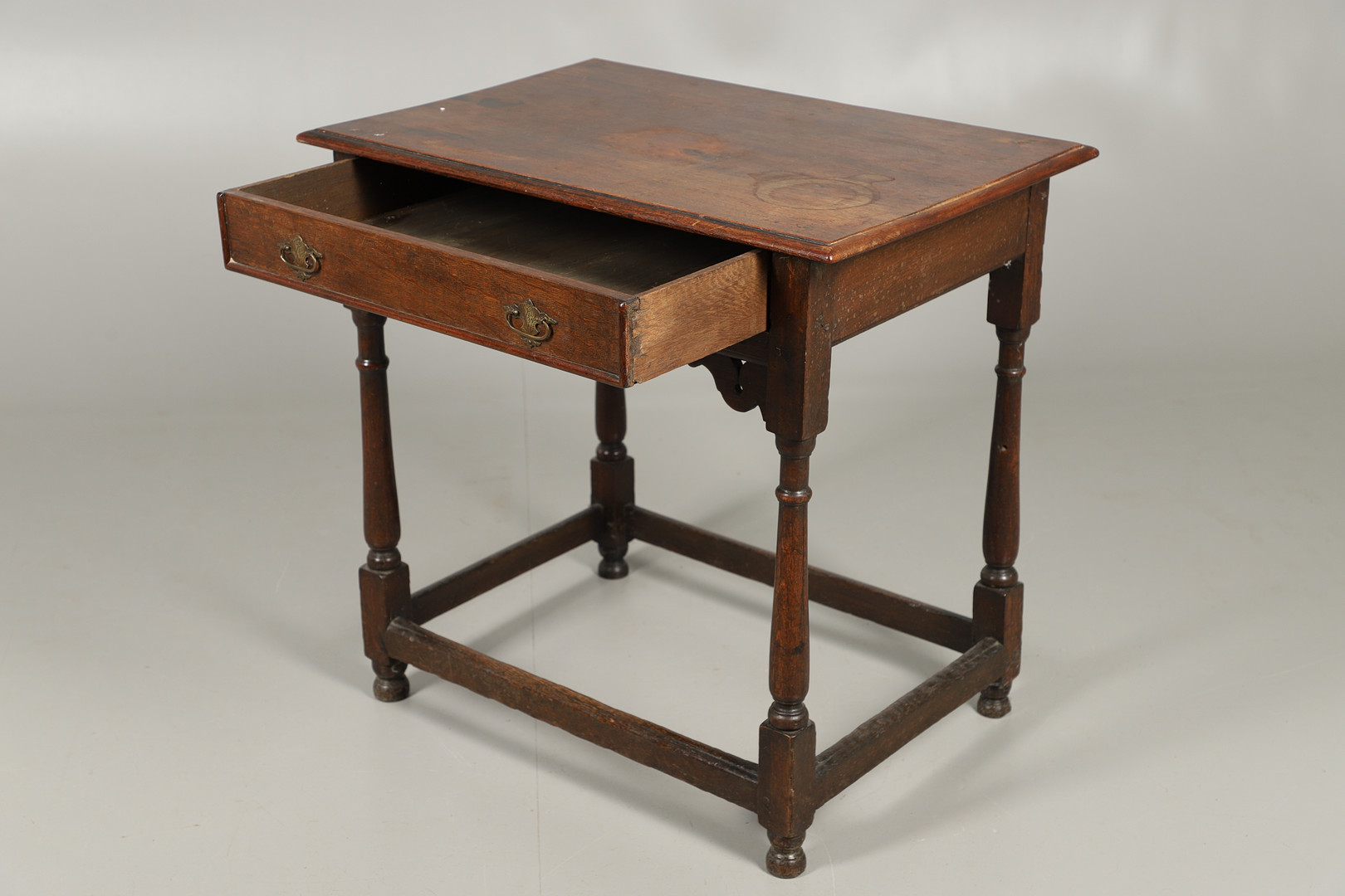 AN EARLY 19TH CENTURY OAK SIDE TABLE, CIRCA 1800. - Image 4 of 7