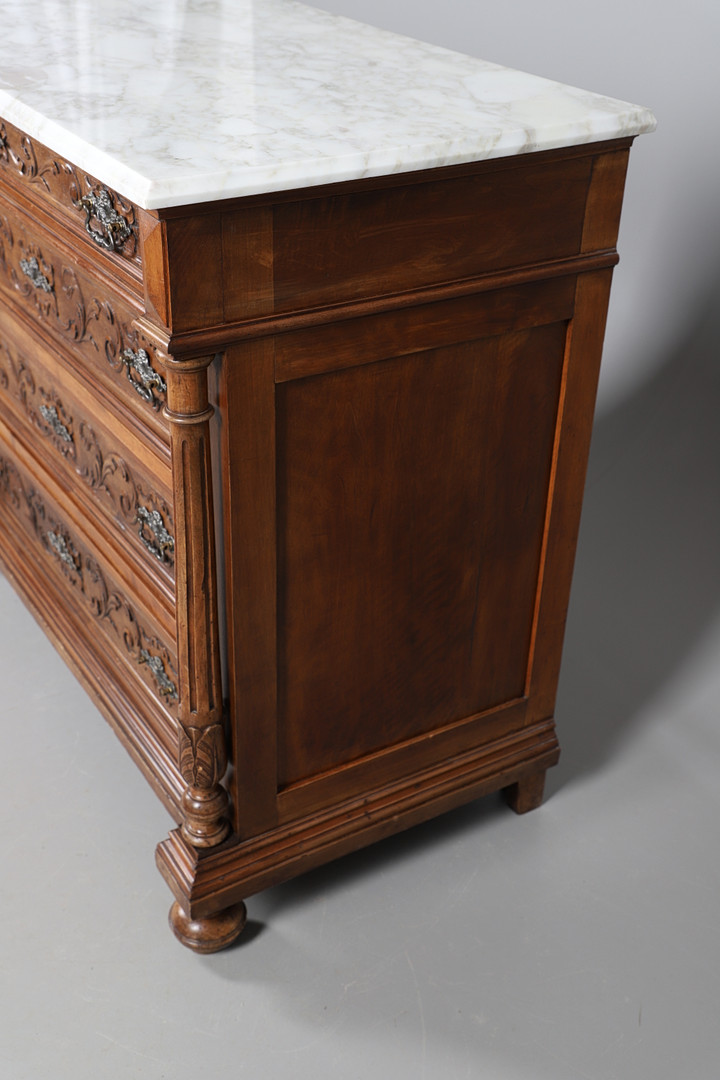 A 19TH CENTURY ITALIAN MARBLE-TOPPED COMMODE CHEST OF FOUR DRAWERS. - Image 8 of 14