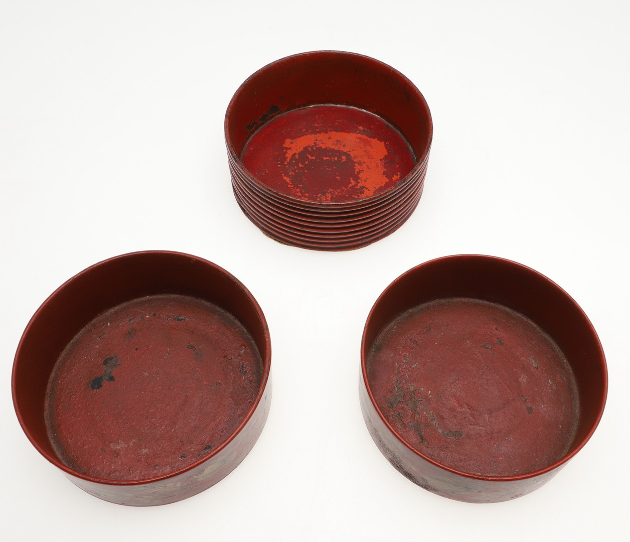 A PAIR OF REGENCY RED LACQUERED WINE COASTERS. - Image 2 of 6