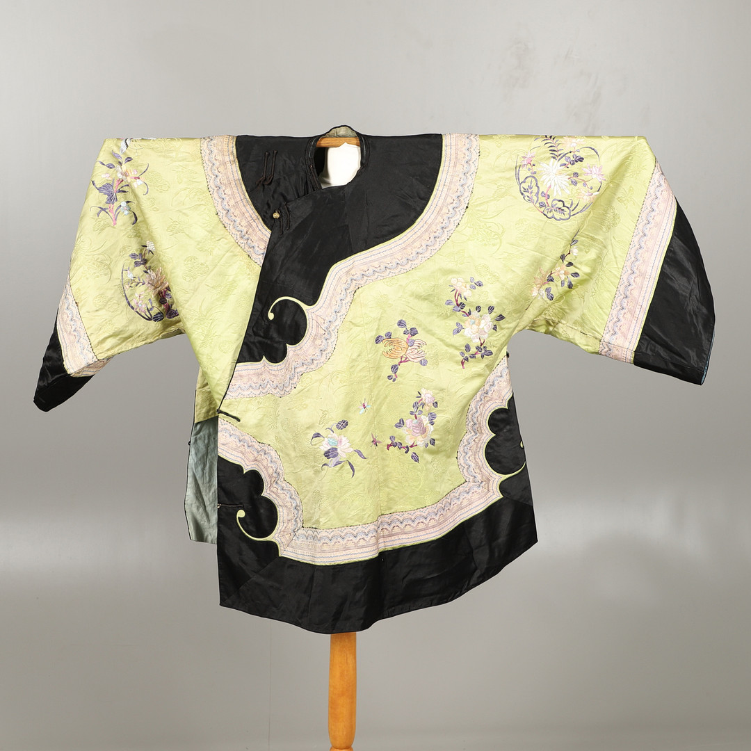 CHINESE EMBROIDERED SILK ROBE. - Image 2 of 14