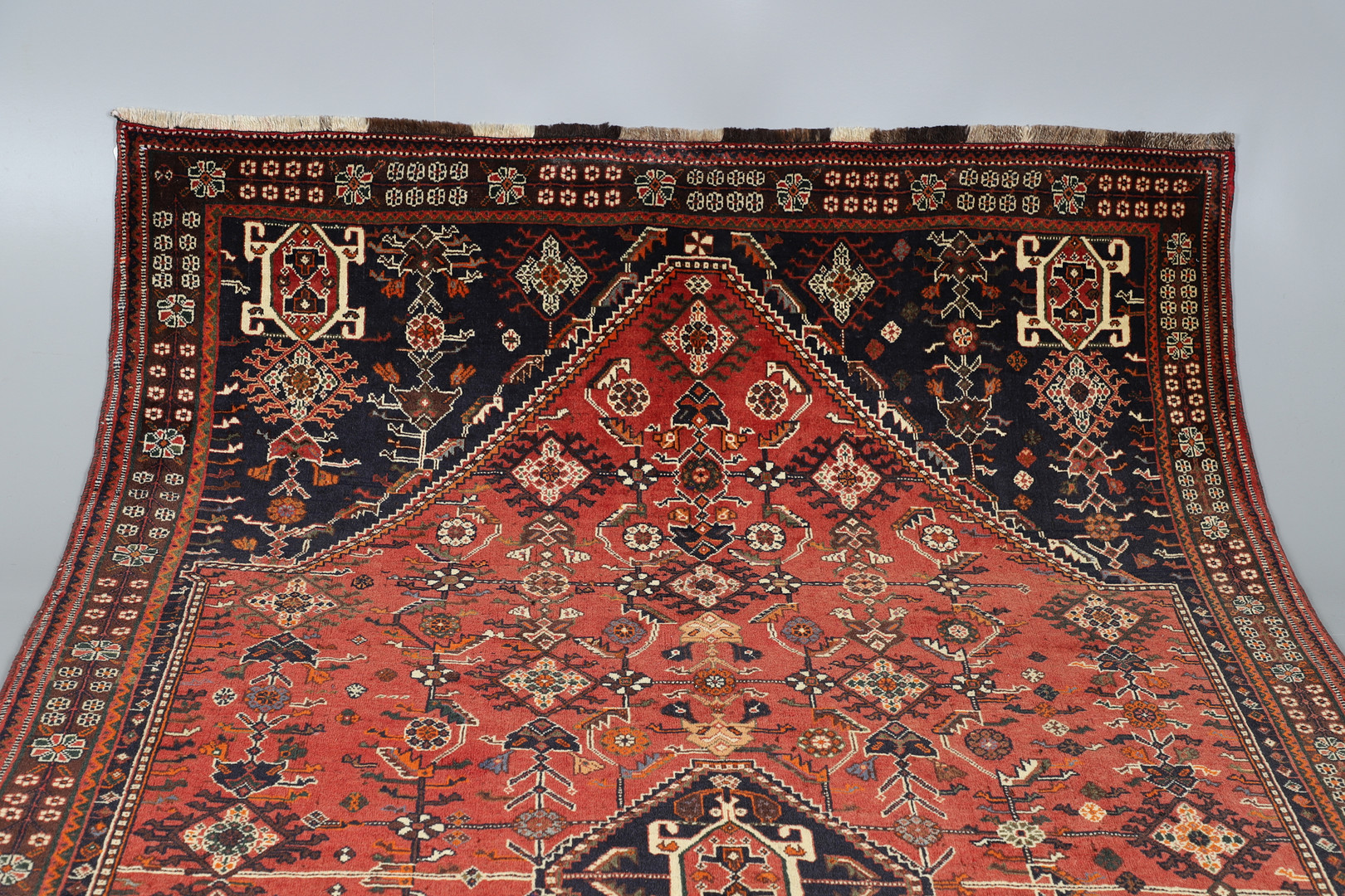 A MODERN KASHGAI RUG. - Image 2 of 8