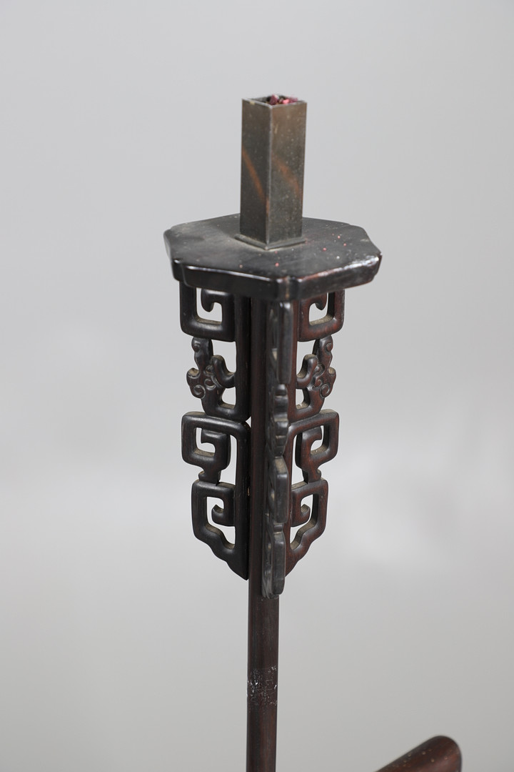 AN EARLY 20TH CENTURY CHINESE HARDWOOD STANDARD LAMP. - Image 14 of 14