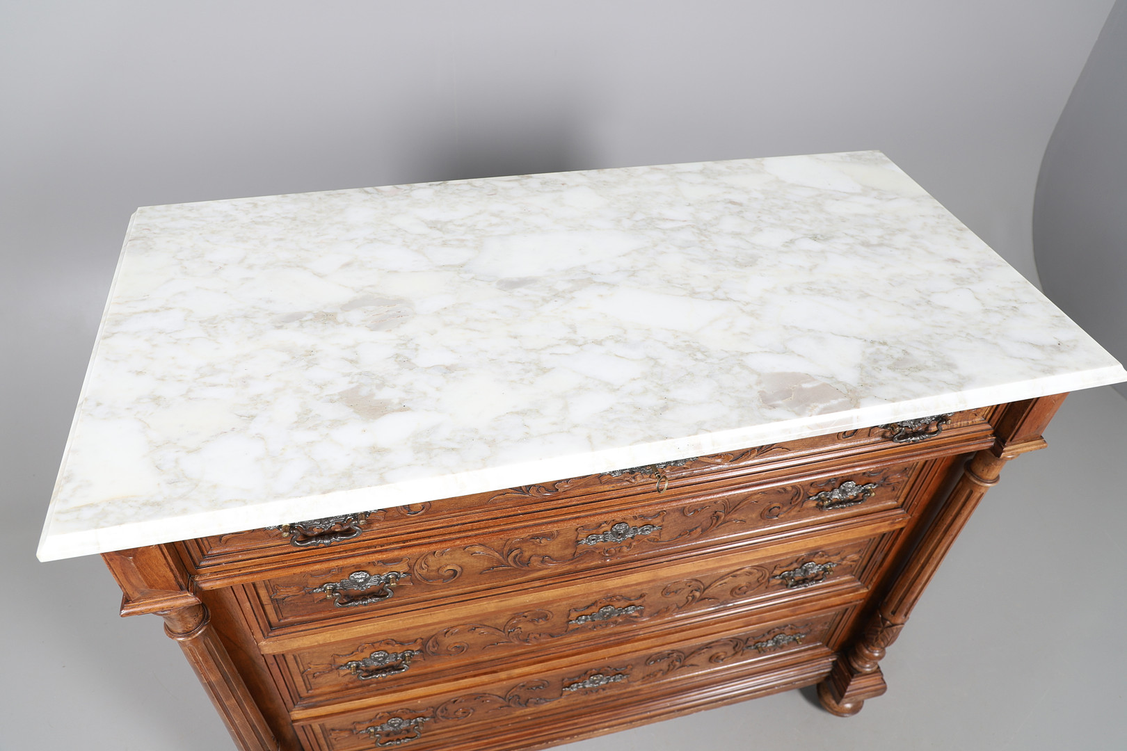 A 19TH CENTURY ITALIAN MARBLE-TOPPED COMMODE CHEST OF FOUR DRAWERS. - Image 6 of 14