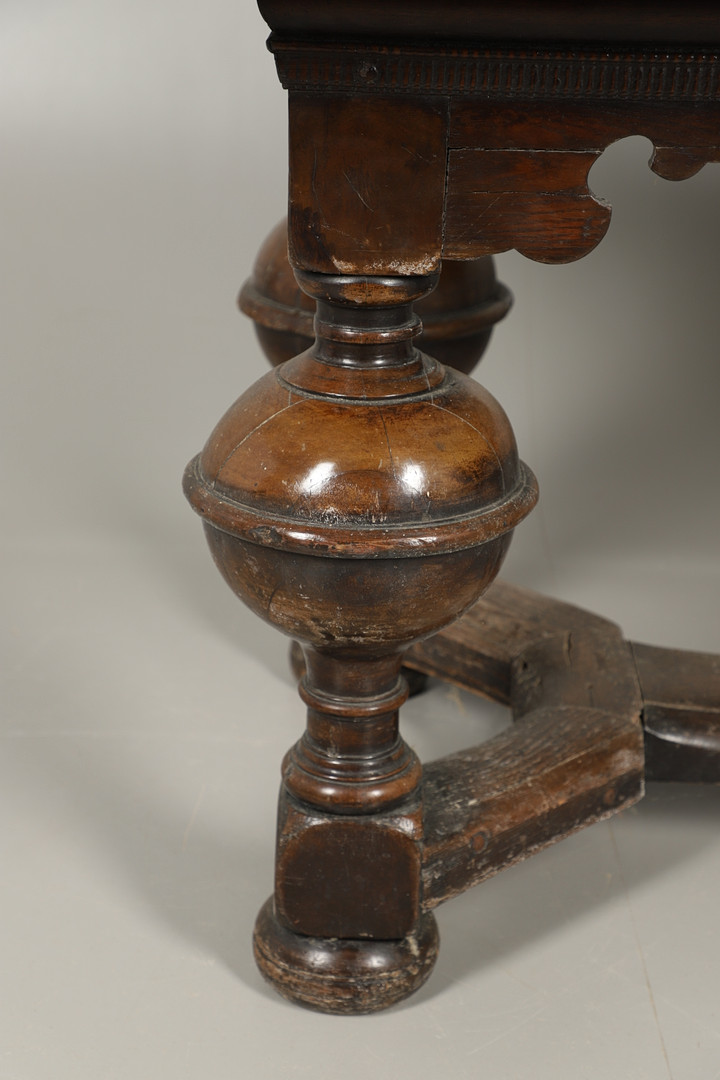 AN ANTIQUE DUTCH OAK AND WALNUT DRAW LEAF TABLE. - Image 10 of 17