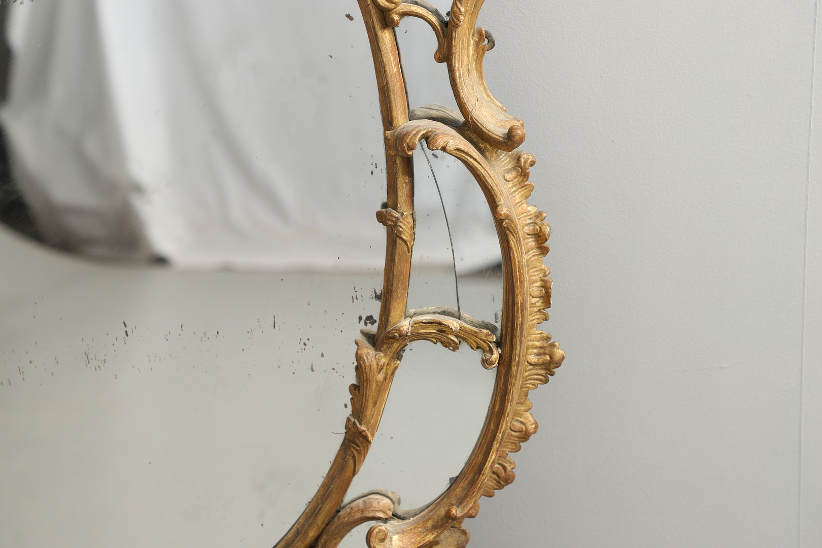 A LATE 18TH CENTURY GILTWOOD SECTIONAL WALL MIRROR. - Image 8 of 12