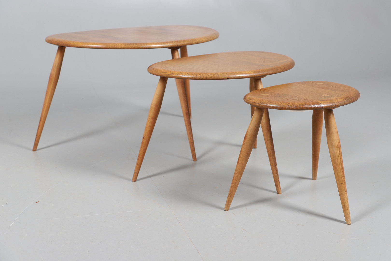 ERCOL - VINTAGE NEST OF 'PEBBLE' TABLES. - Bild 5 aus 12