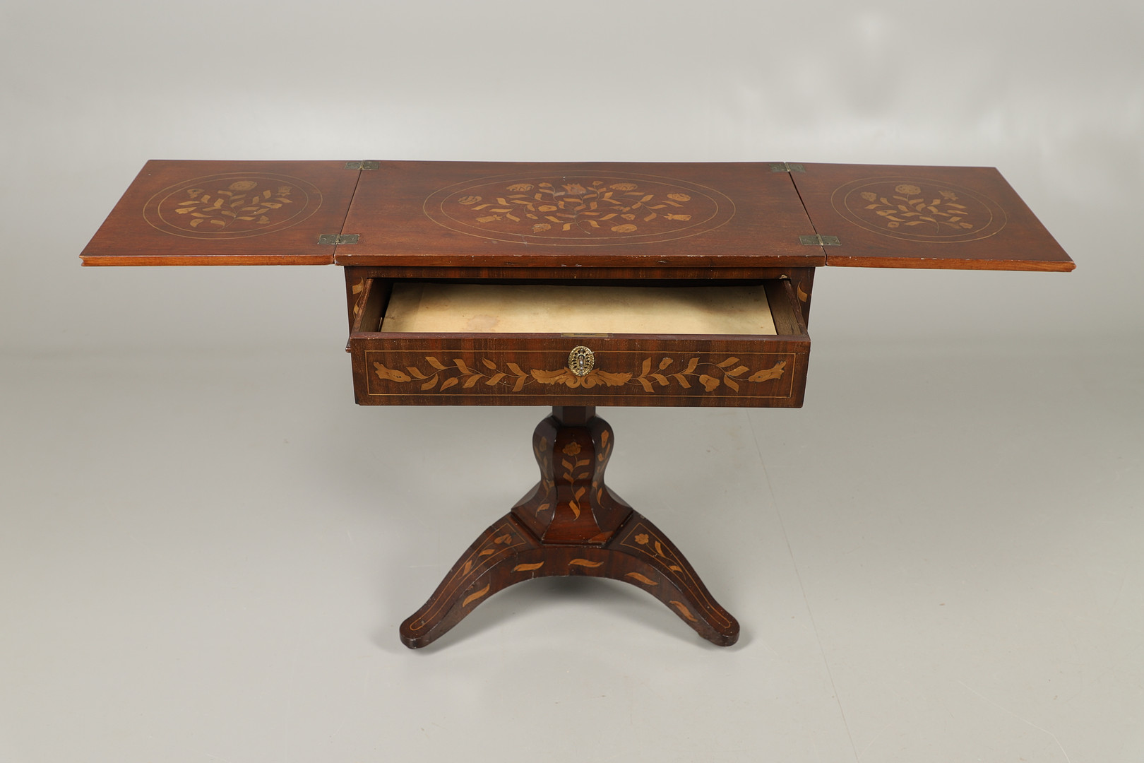 AN UNUSUAL DUTCH MAHOGANY MARQUETRY SOFA TABLE. - Image 4 of 12