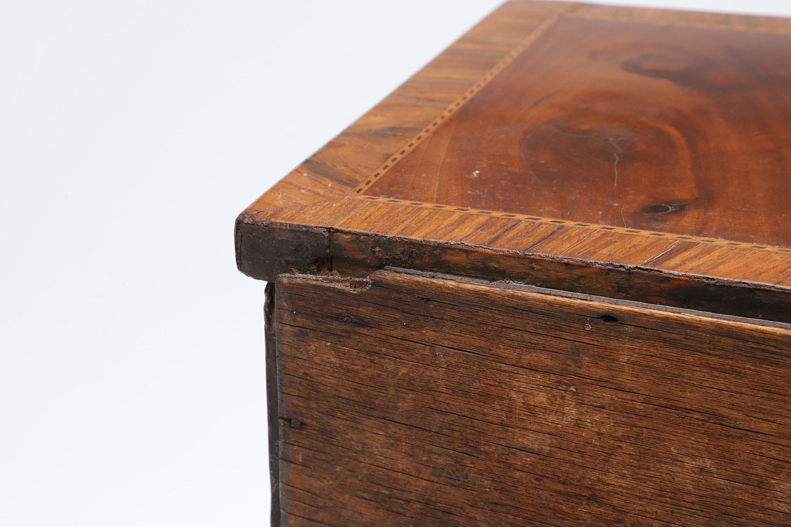A MAHOGANY TABLE TOP CHEST OF DRAWERS. - Image 8 of 9