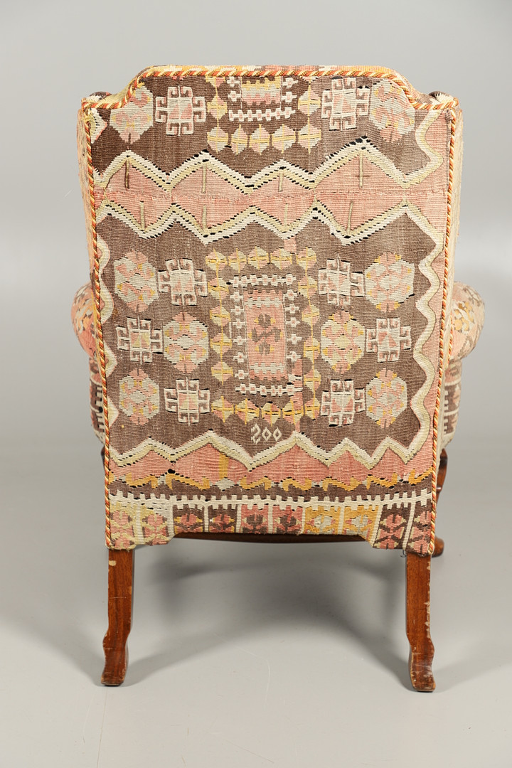 A GEORGE II STYLE WALNUT WING ARMCHAIR. - Image 5 of 5
