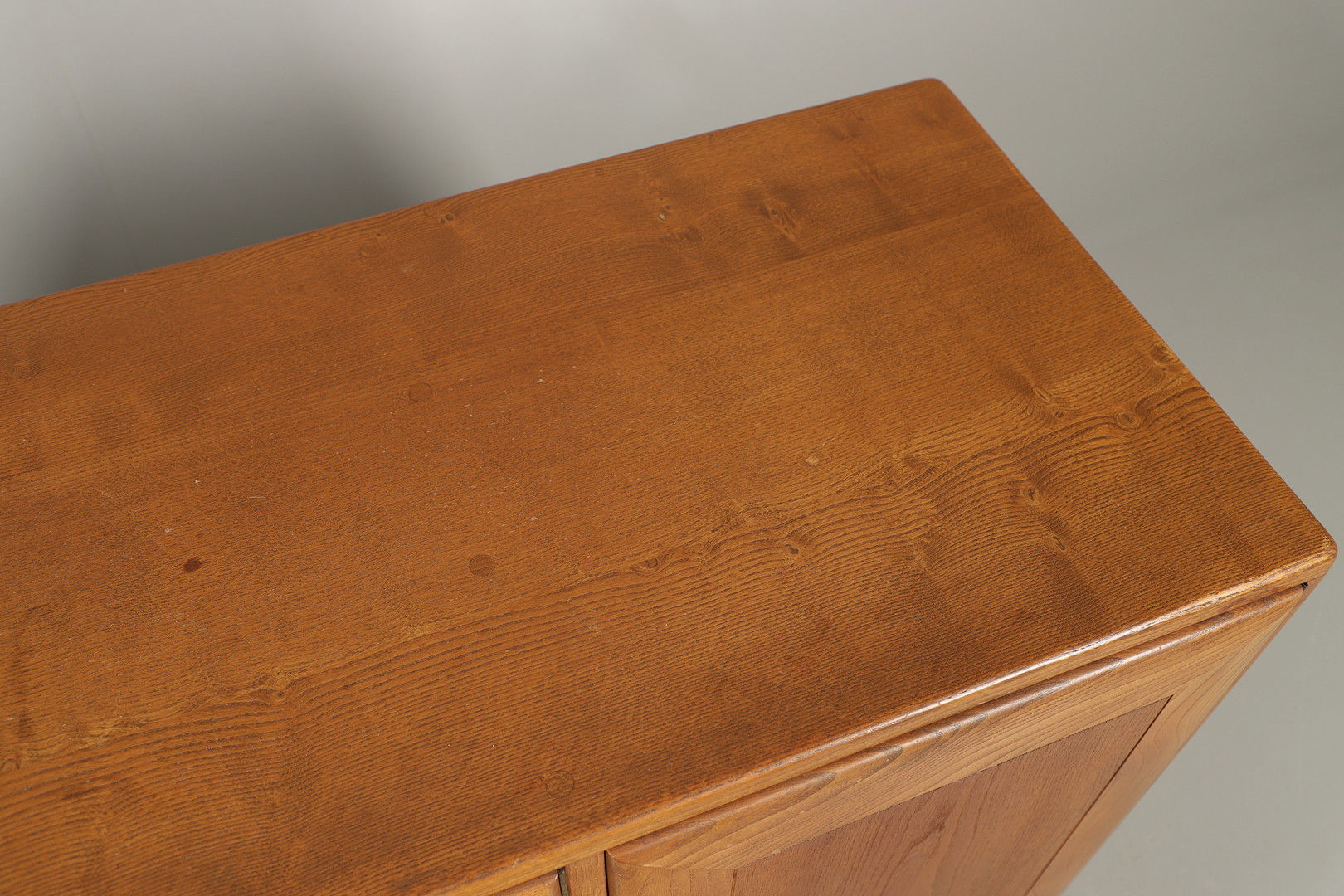 VINTAGE ERCOL LIGHT ELM SIDEBOARD. - Image 4 of 11