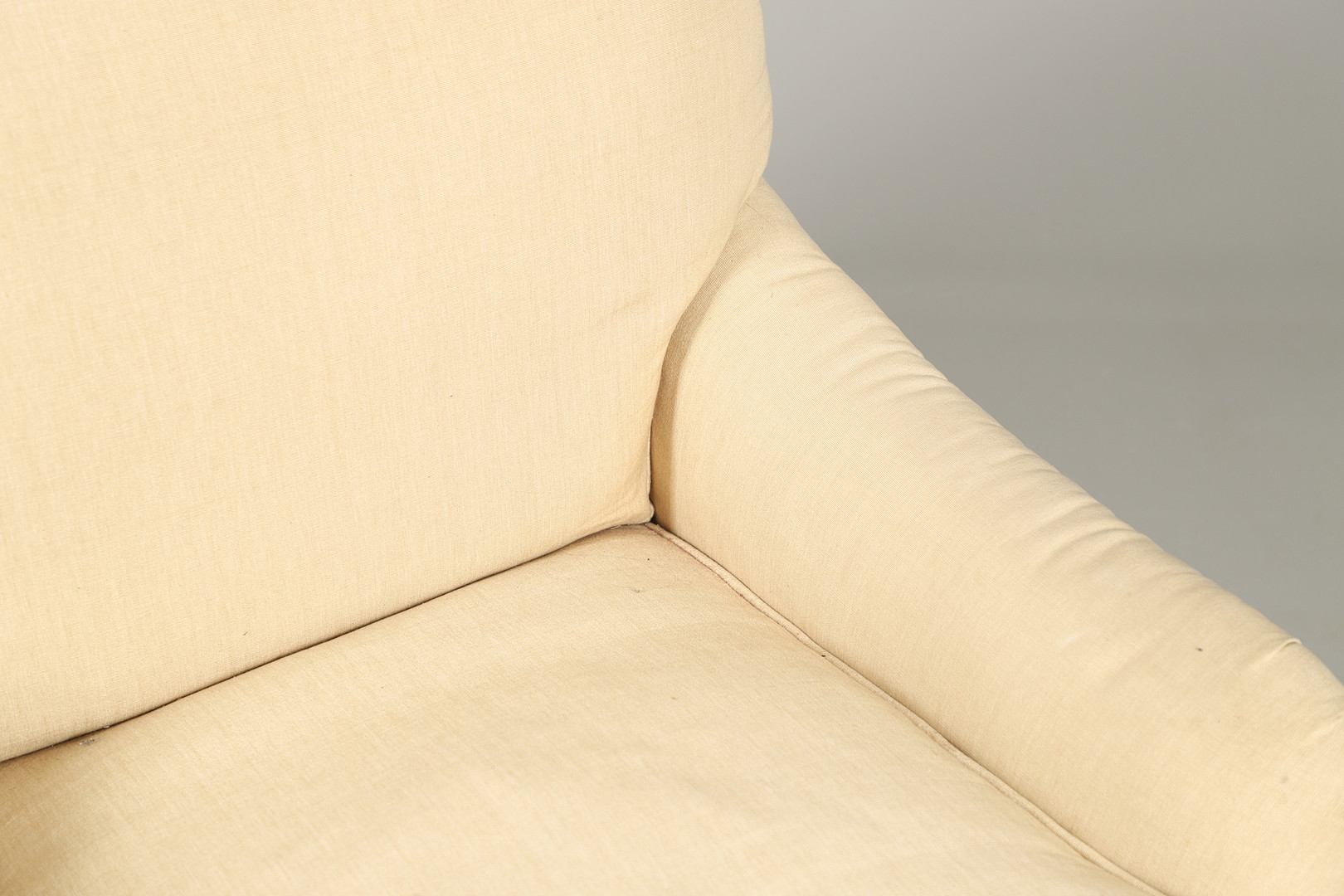 A HOWARD-STYLE DEEP SEATED ARMCHAIR. - Image 3 of 6