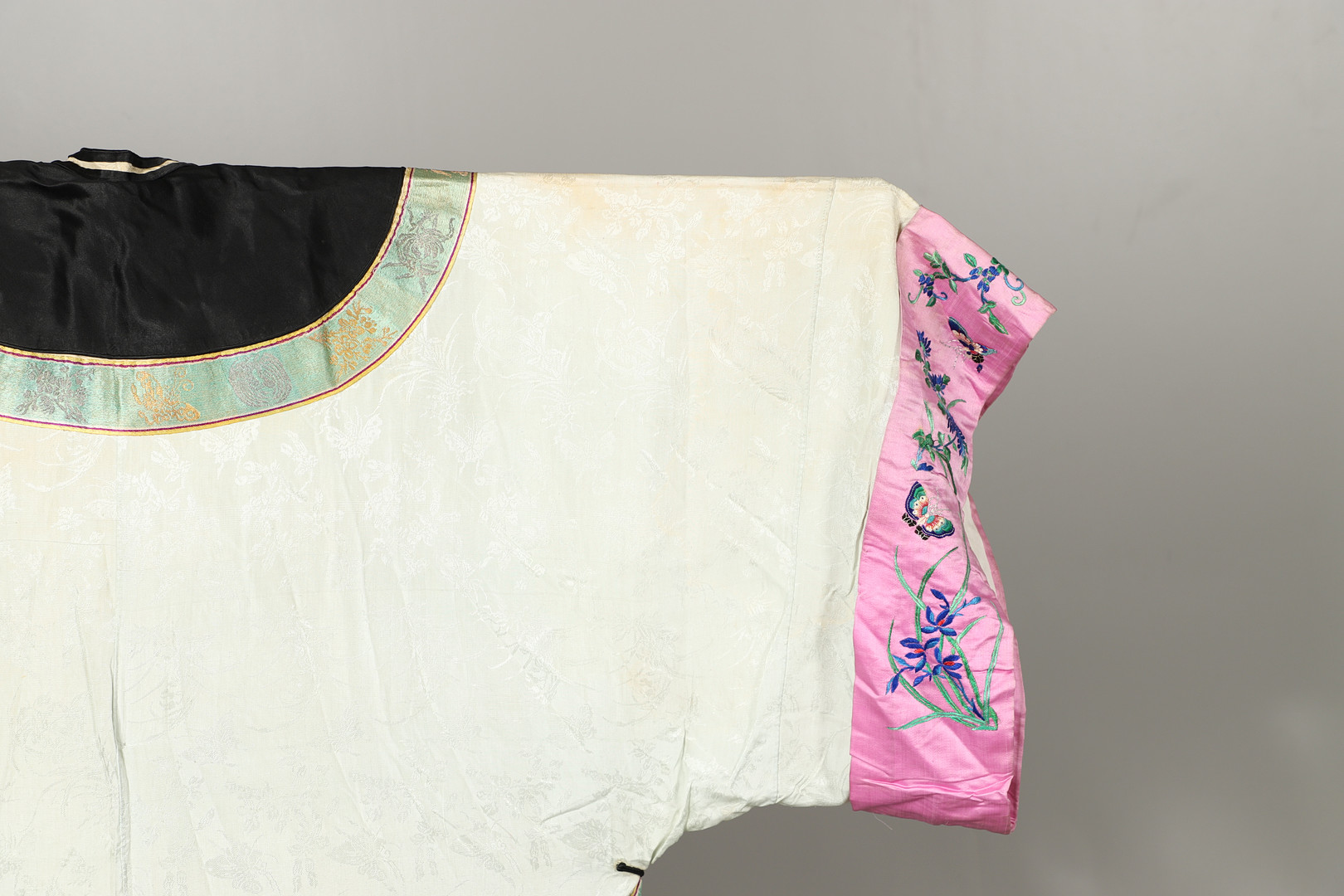 ANTIQUE CHINESE SILK ROBE. - Image 13 of 15