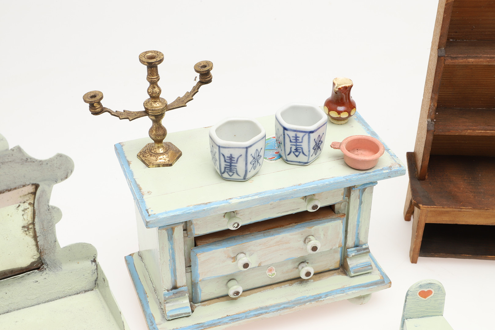 ANTIQUE DOLLS HOUSE & ACCESSORIES - MODELLED AFTER BROUGHTON HALL, STAFFORDSHIRE. - Image 26 of 33