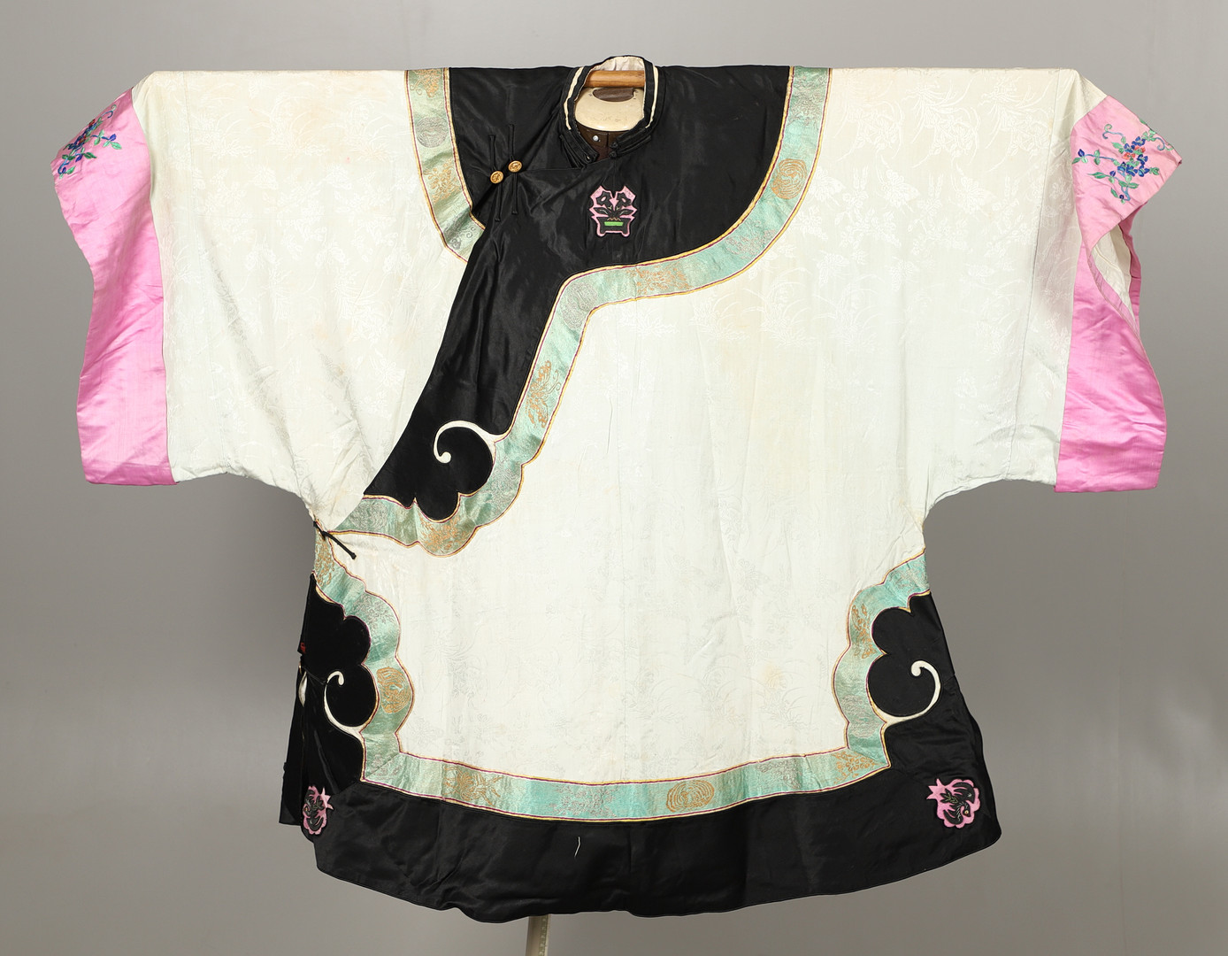 ANTIQUE CHINESE SILK ROBE. - Image 4 of 15