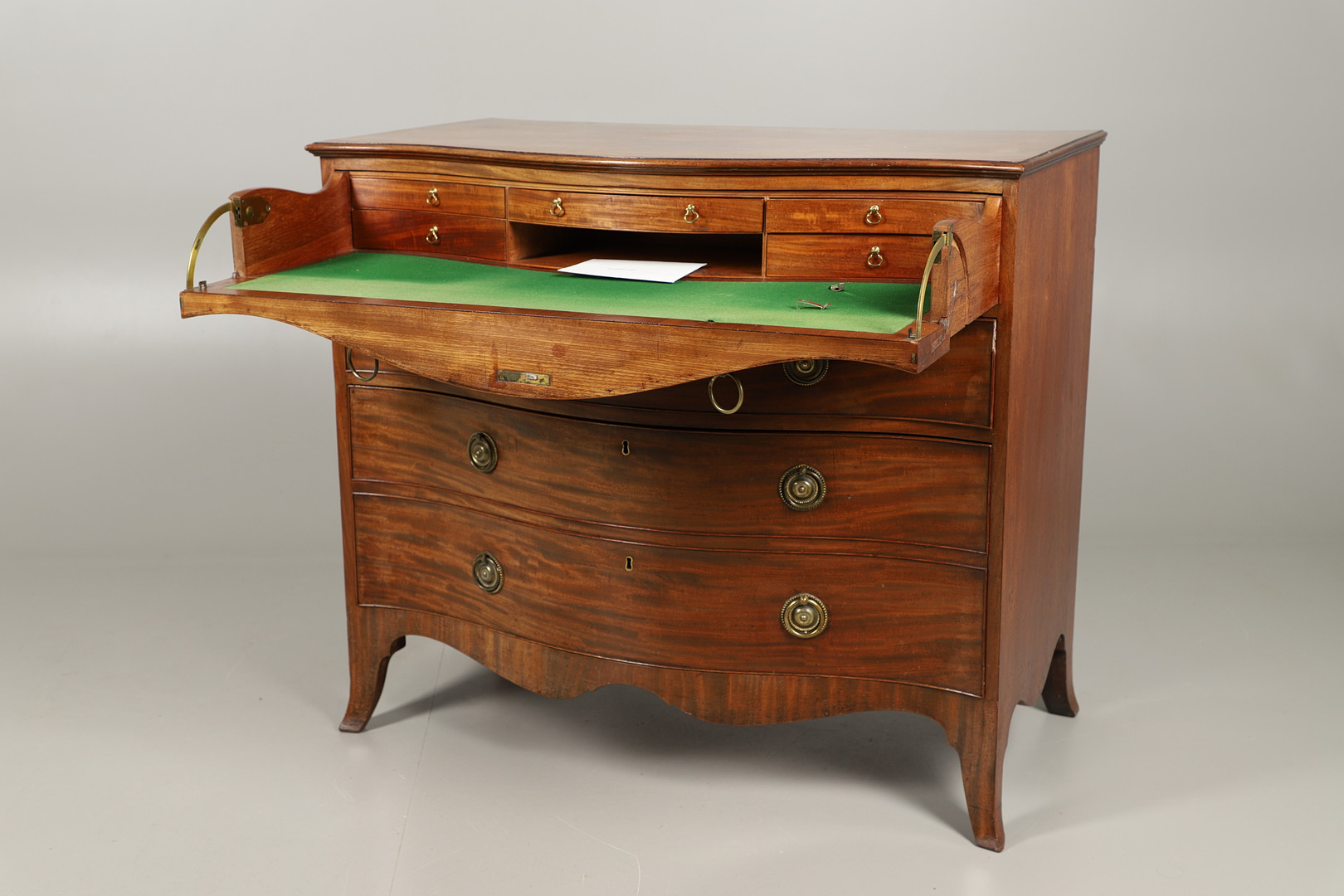 AN 18TH CENTURY MAHOGANY SECRETAIRE CHEST. - Image 4 of 8