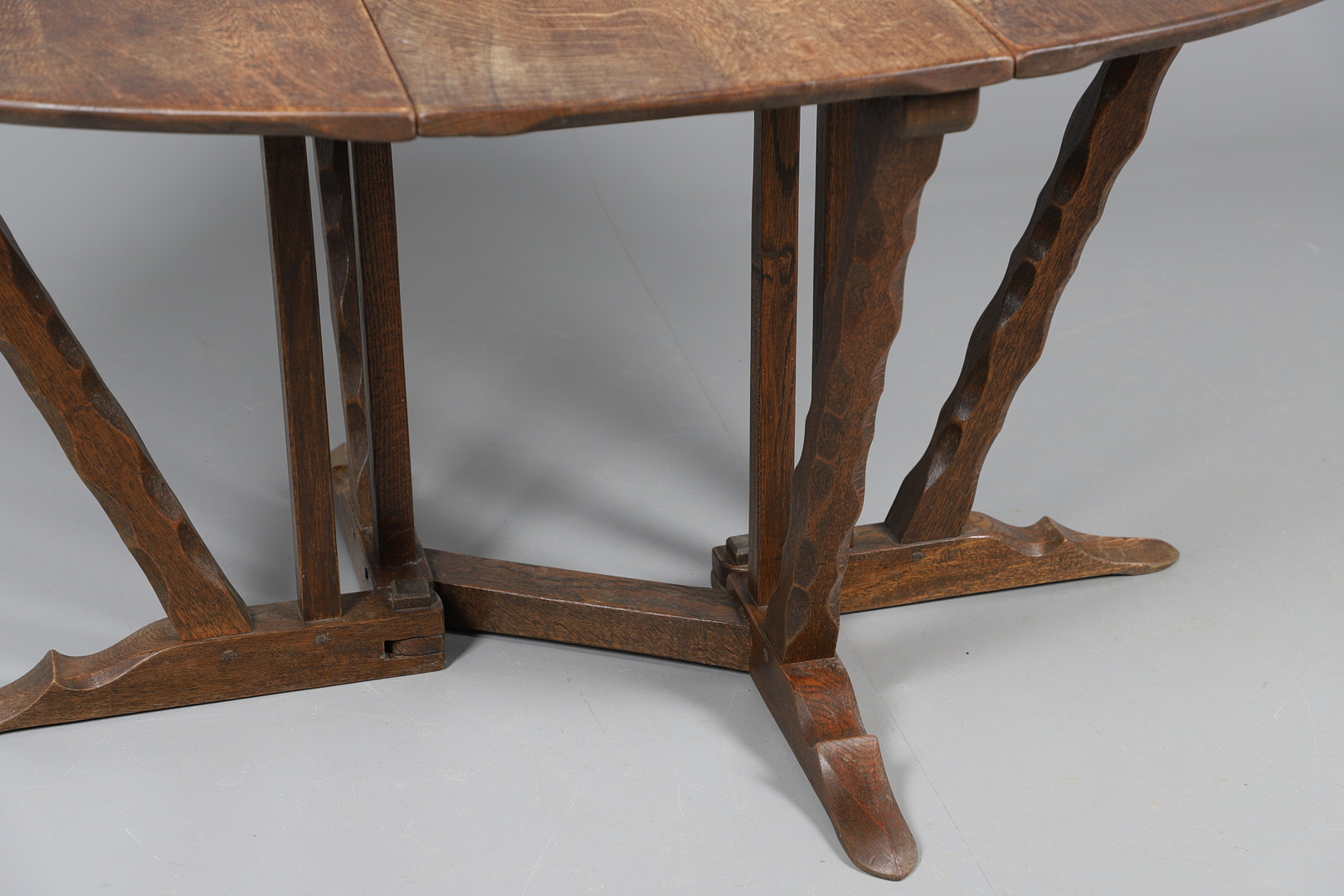 ARTS & CRAFTS TABLE - ATTRIBUTED TO ARTHUR ROMNEY GREEN (1872-1945). - Bild 6 aus 13