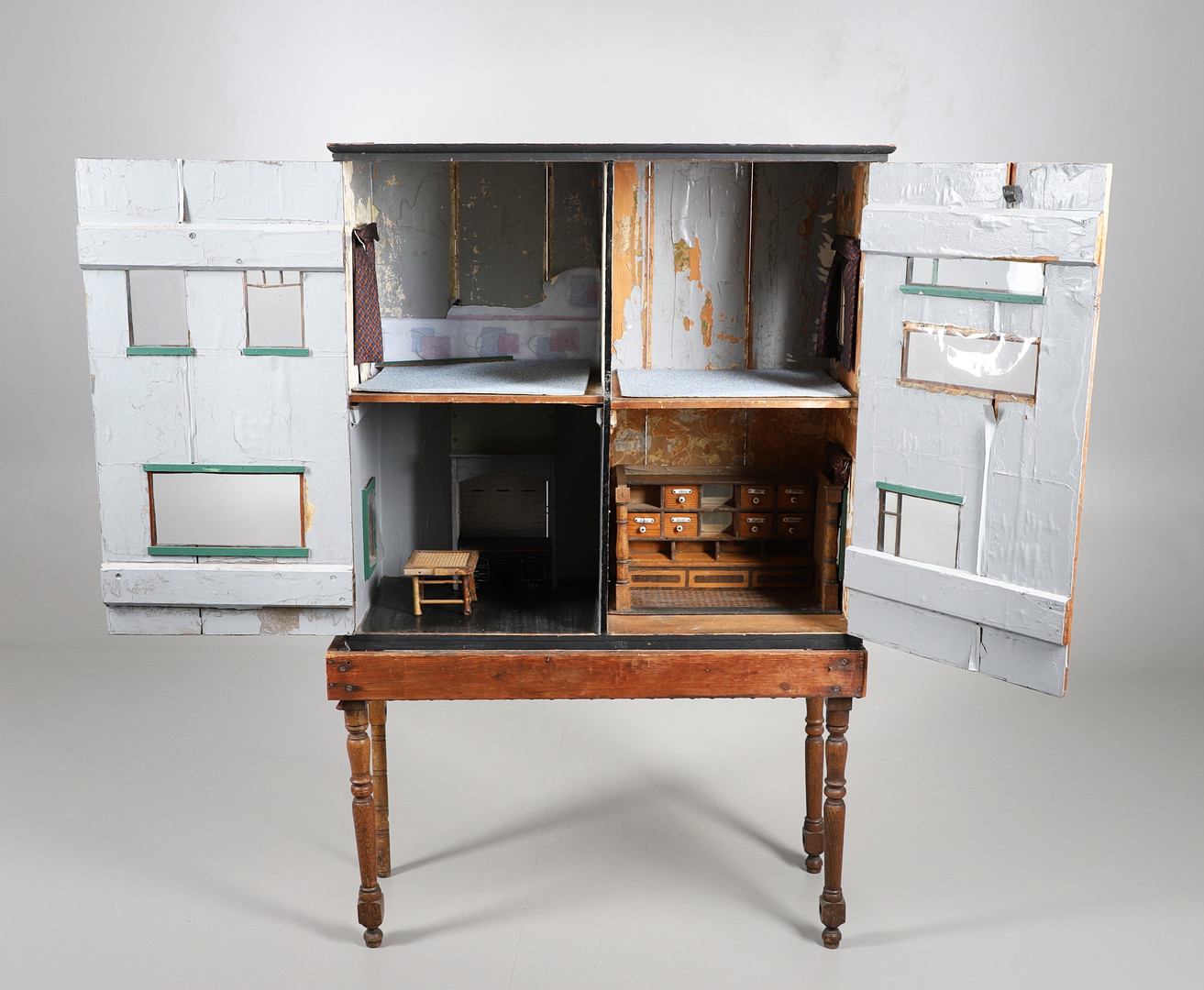 ANTIQUE DOLLS HOUSE & ACCESSORIES - MODELLED AFTER BROUGHTON HALL, STAFFORDSHIRE. - Image 5 of 33