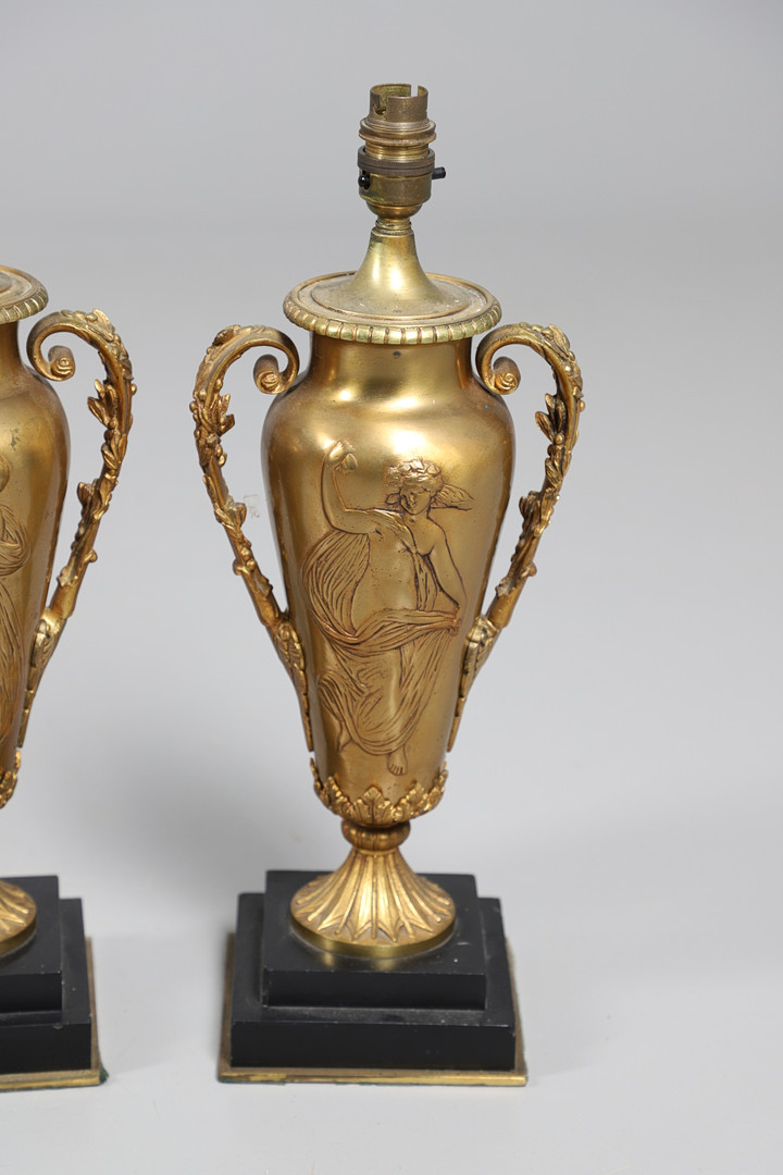 A PAIR OF LATE 19TH/EARLY 20TH CENTURY GILT METAL TABLE LAMPS. - Image 3 of 9