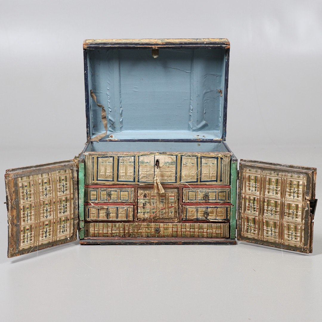 A 17TH CENTURY STUMPWORK CASKET. - Image 9 of 28