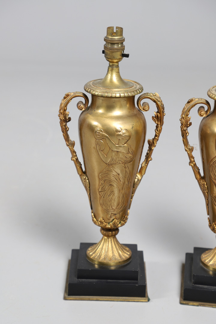 A PAIR OF LATE 19TH/EARLY 20TH CENTURY GILT METAL TABLE LAMPS. - Image 2 of 9