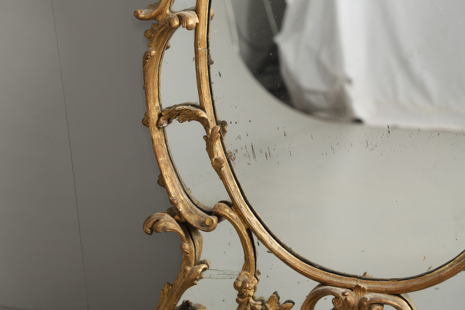 A LATE 18TH CENTURY GILTWOOD SECTIONAL WALL MIRROR. - Image 5 of 12