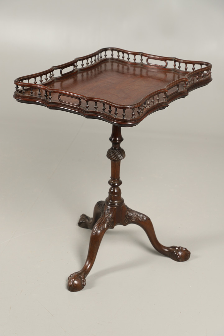 A GEORGE III STYLE MAHOGANY TRAY TOP TRIPOD TABLE. - Image 7 of 7