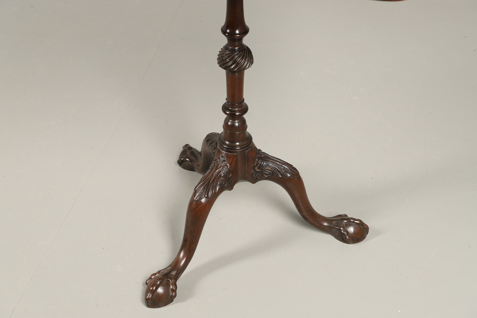 A GEORGE III STYLE MAHOGANY TRAY TOP TRIPOD TABLE. - Image 6 of 7