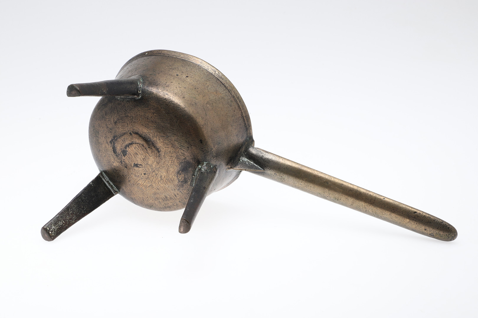 AN ANTIQUE BRONZE SKILLET. - Image 5 of 5