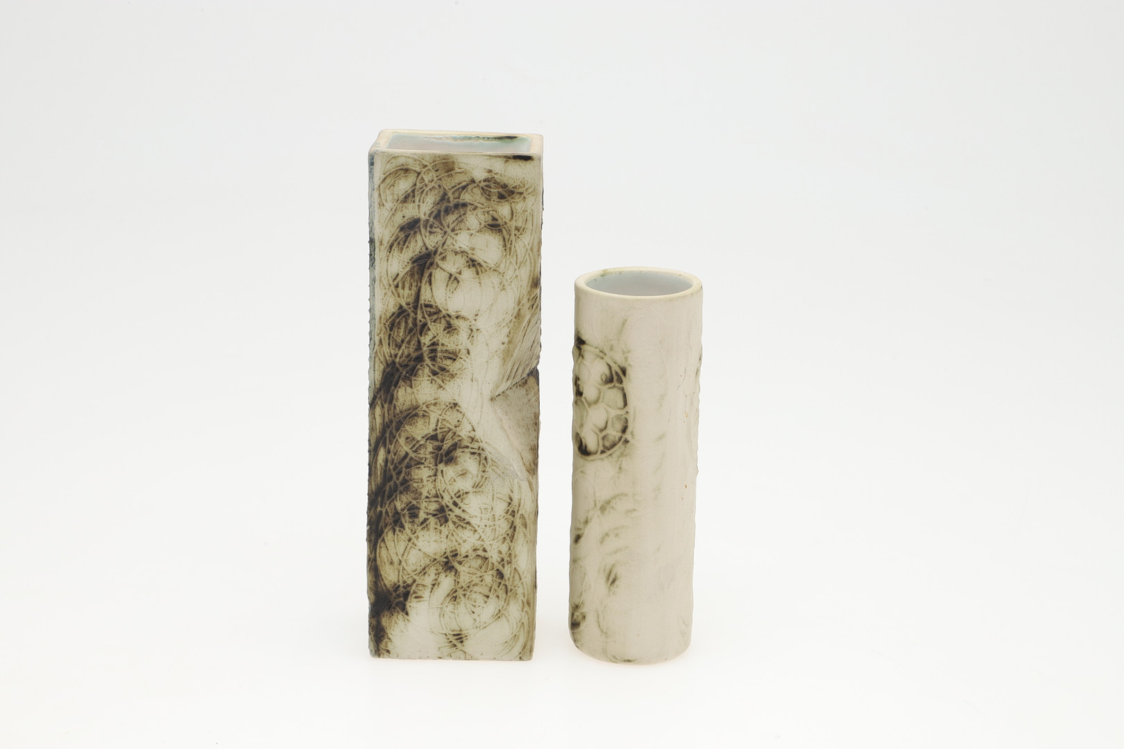 TROIKA STUDIO POTTERY VASES & CARN POTTERY. - Image 10 of 13