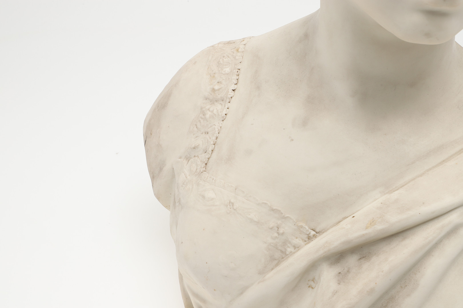 LARGE PARIAN BUST - QUEEN VICTORIA. - Image 4 of 16