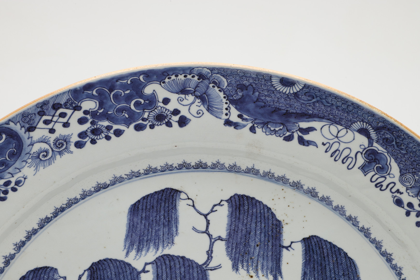 LARGE CHINESE PORCELAIN BLUE AND WHITE EXPORT CHARGER, QIANLONG. - Image 2 of 16
