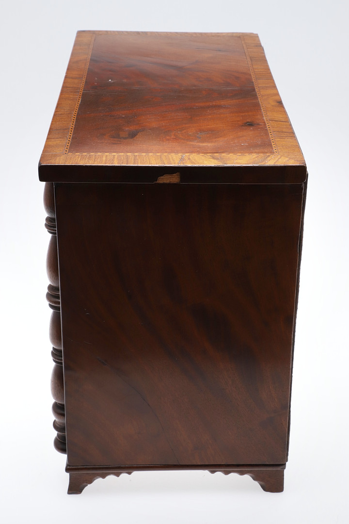 A MAHOGANY TABLE TOP CHEST OF DRAWERS. - Image 6 of 9