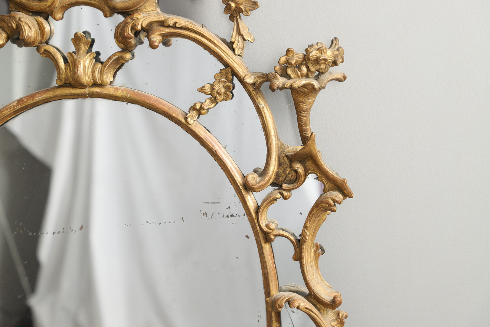 A LATE 18TH CENTURY GILTWOOD SECTIONAL WALL MIRROR. - Image 3 of 12