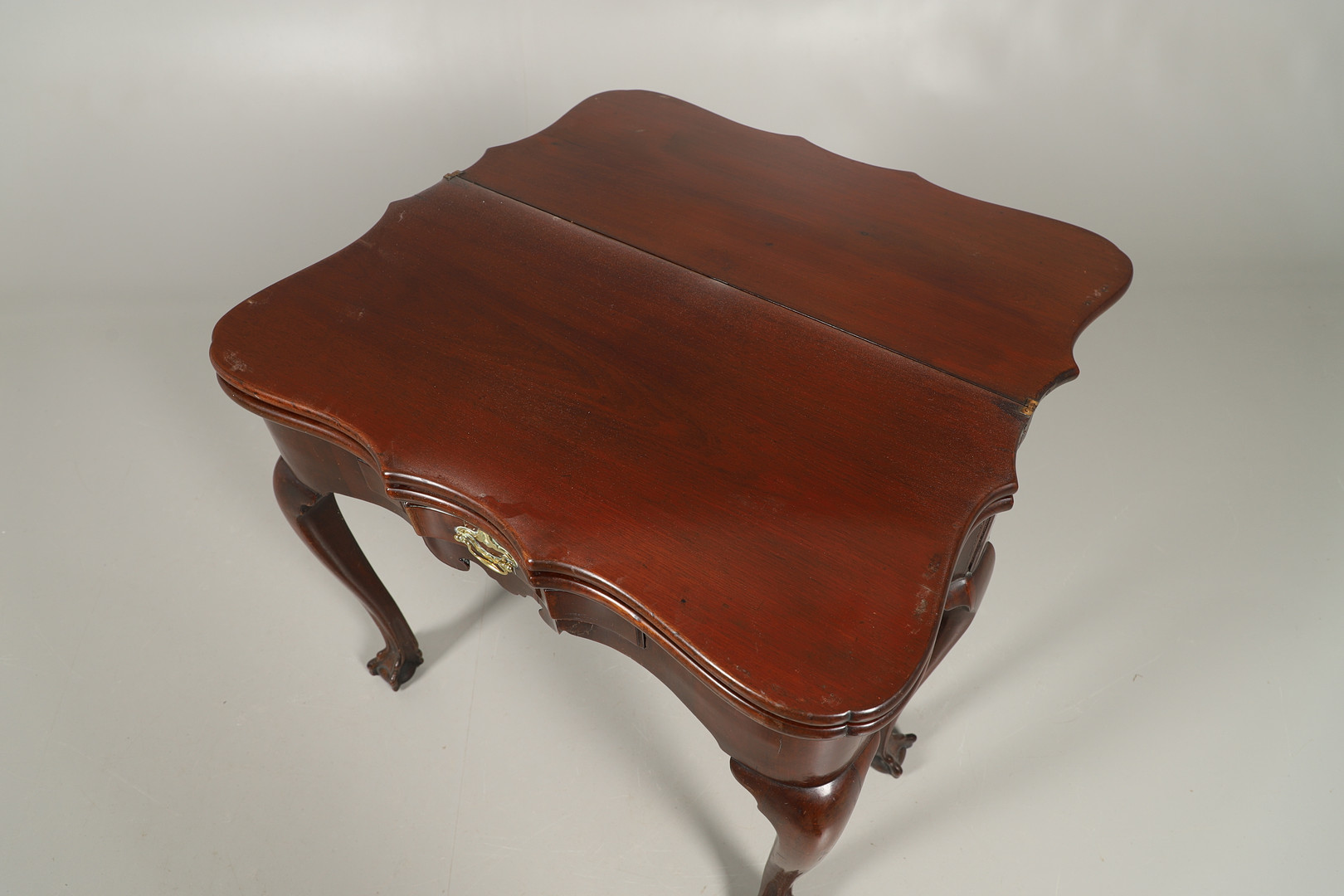A GEORGE II MAHOGANY DOUBLE FOLD OVER CARD TABLE. - Image 4 of 6