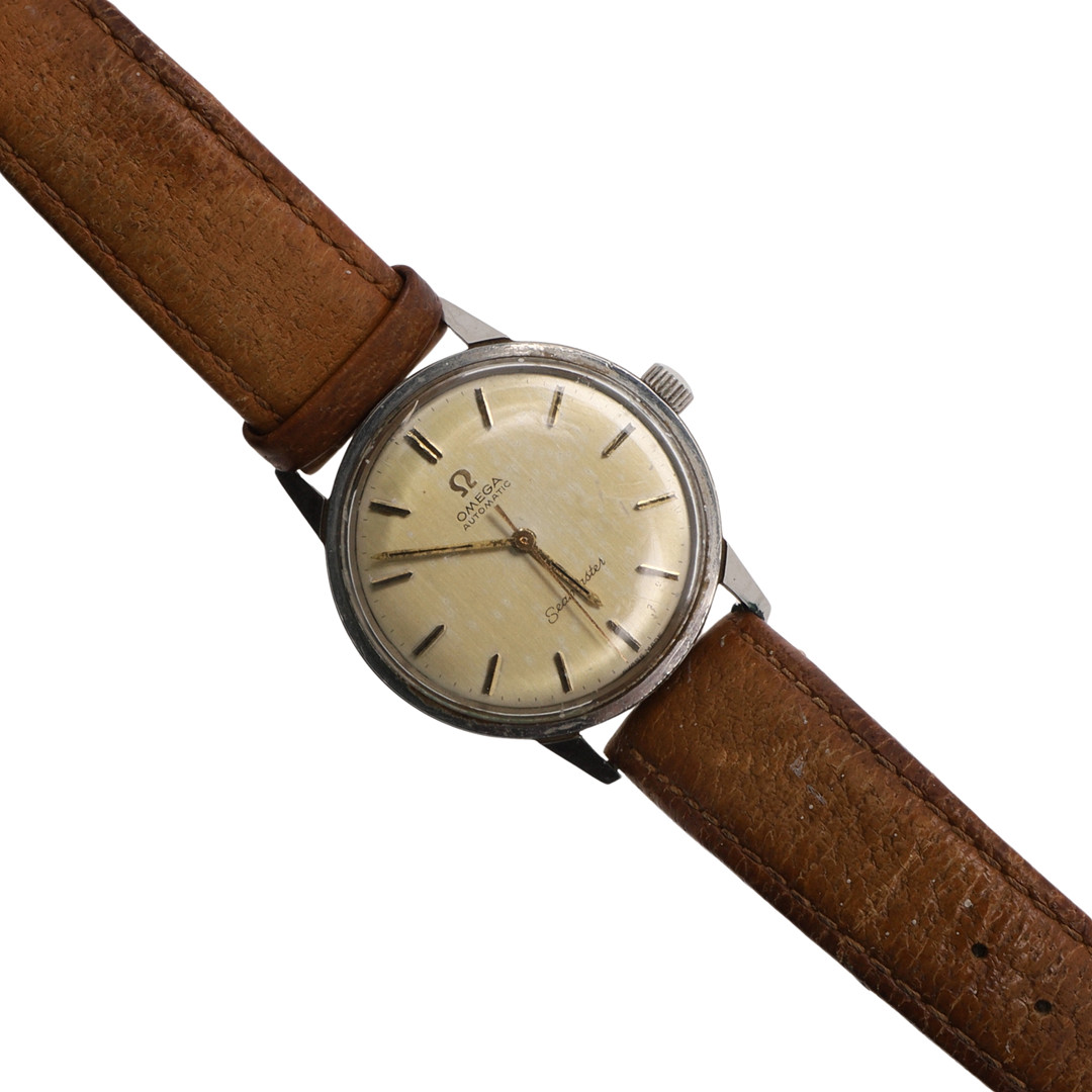 A GENTLEMAN'S AUTOMATIC SEAMASTER WRISTWATCH BY OMEGA.