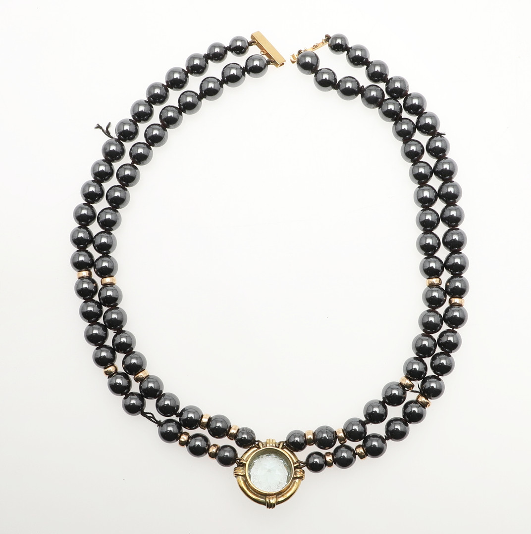 A HAEMATITE, AQUAMARINE AND GOLD CHOKER NECKLACE. - Image 3 of 4